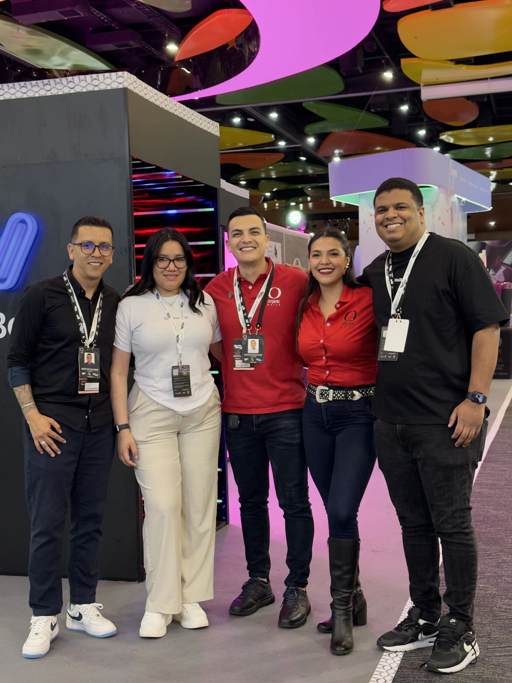 Profesionales de salones de belleza recomendando Weibook durante evento del sector