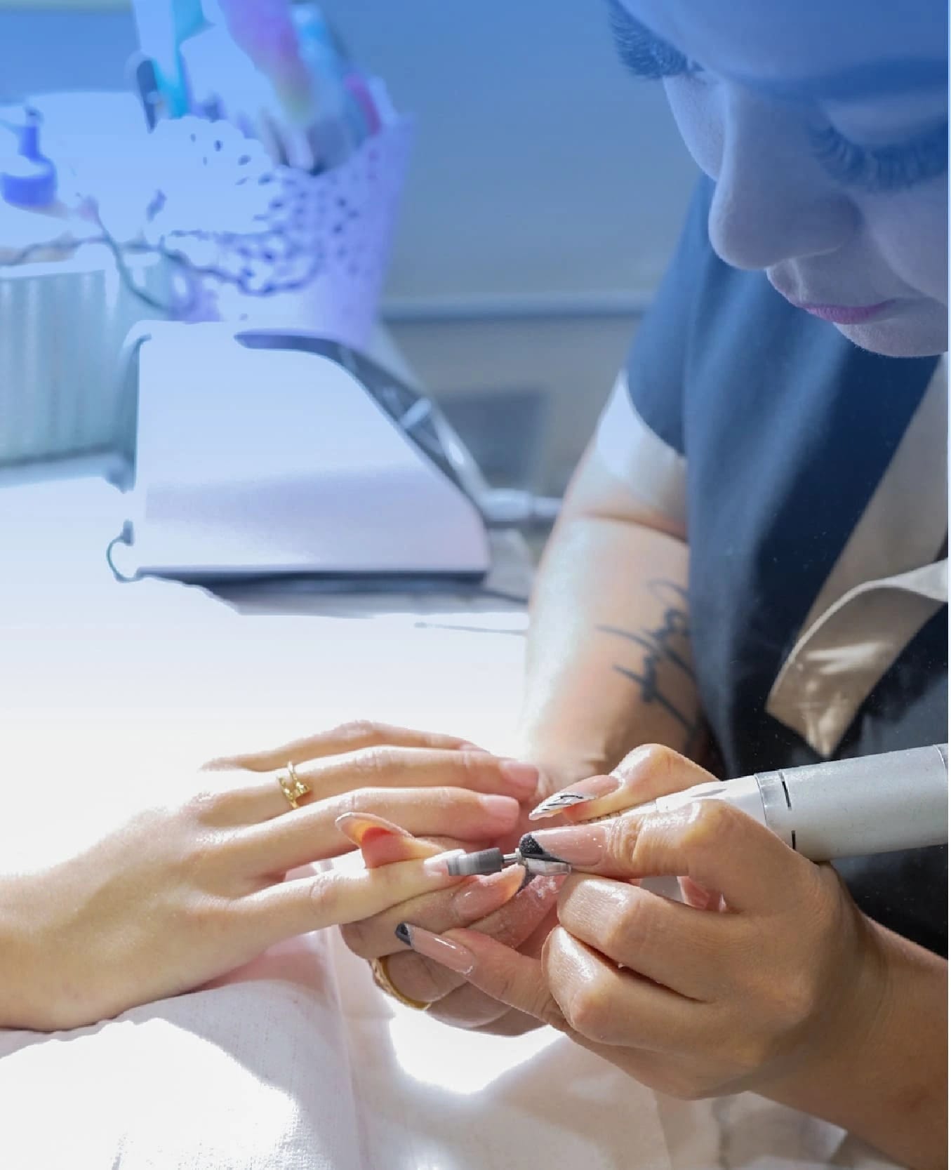 Manos con manicura profesional representando salones de uñas que usan Weibook