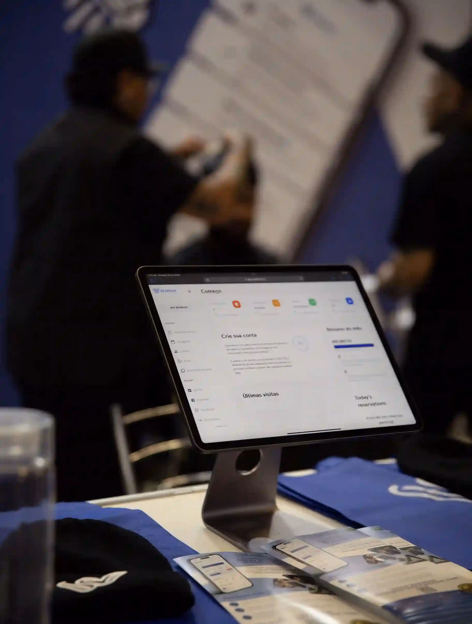 Software de gestión de WeiBook en una tablet en el stand de la Barber Week de São Paulo, Brasil
