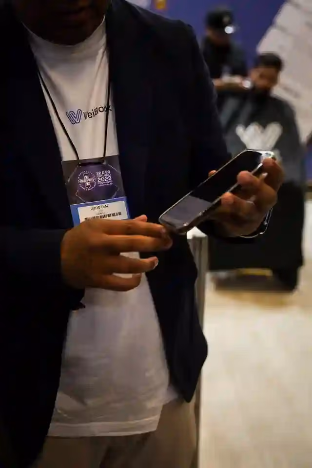 Asistente con credencial de la Barber Week São Paulo 2023 usando la app de WeiBook