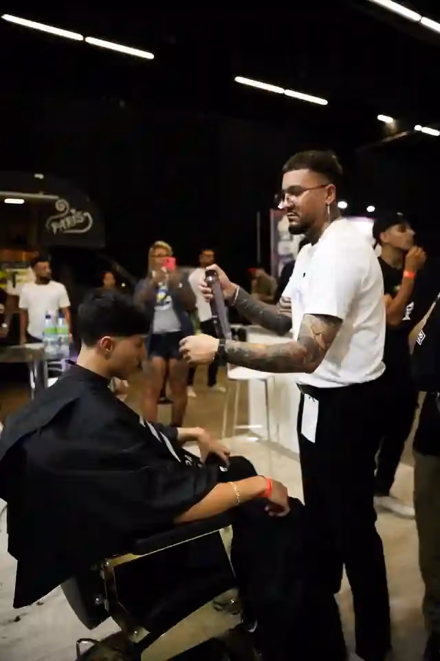 Barbero haciendo un corte en vivo en la Barber Week de São Paulo, Brasil, con WeiBook
