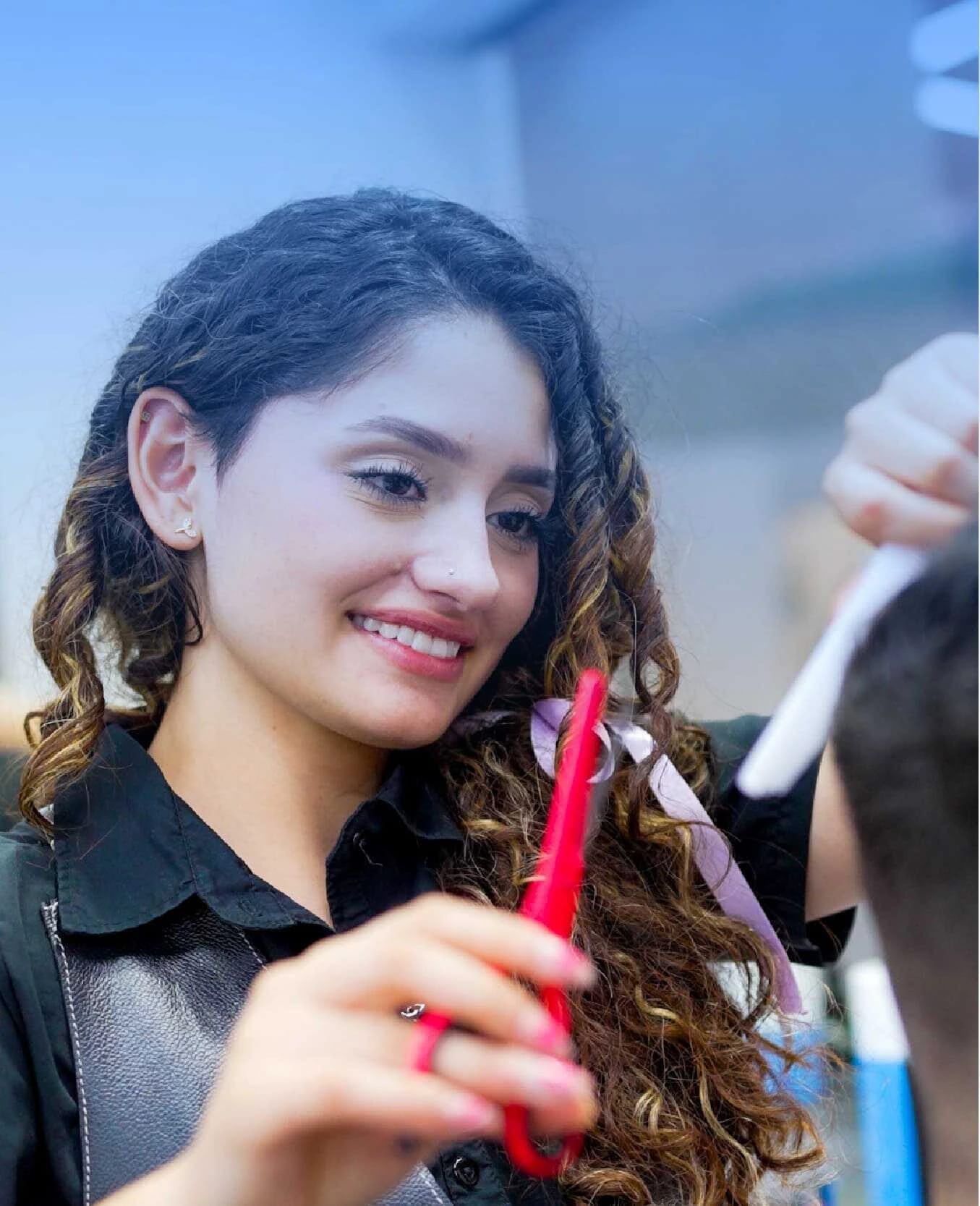 Mujer sonriente representando clientes satisfechas de salones de belleza gestionados con Weibook