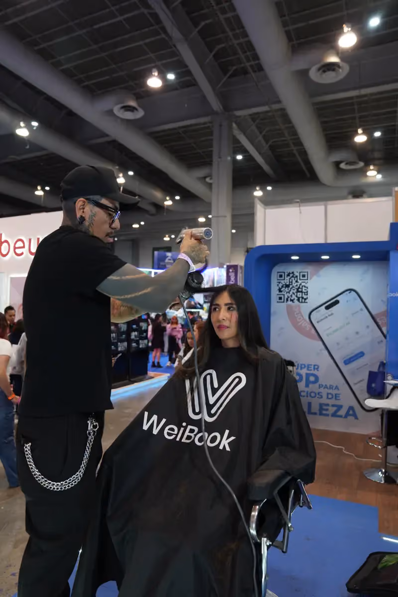 Retrato de un estilista peinando en vivo a una modelo con WeiBook en México