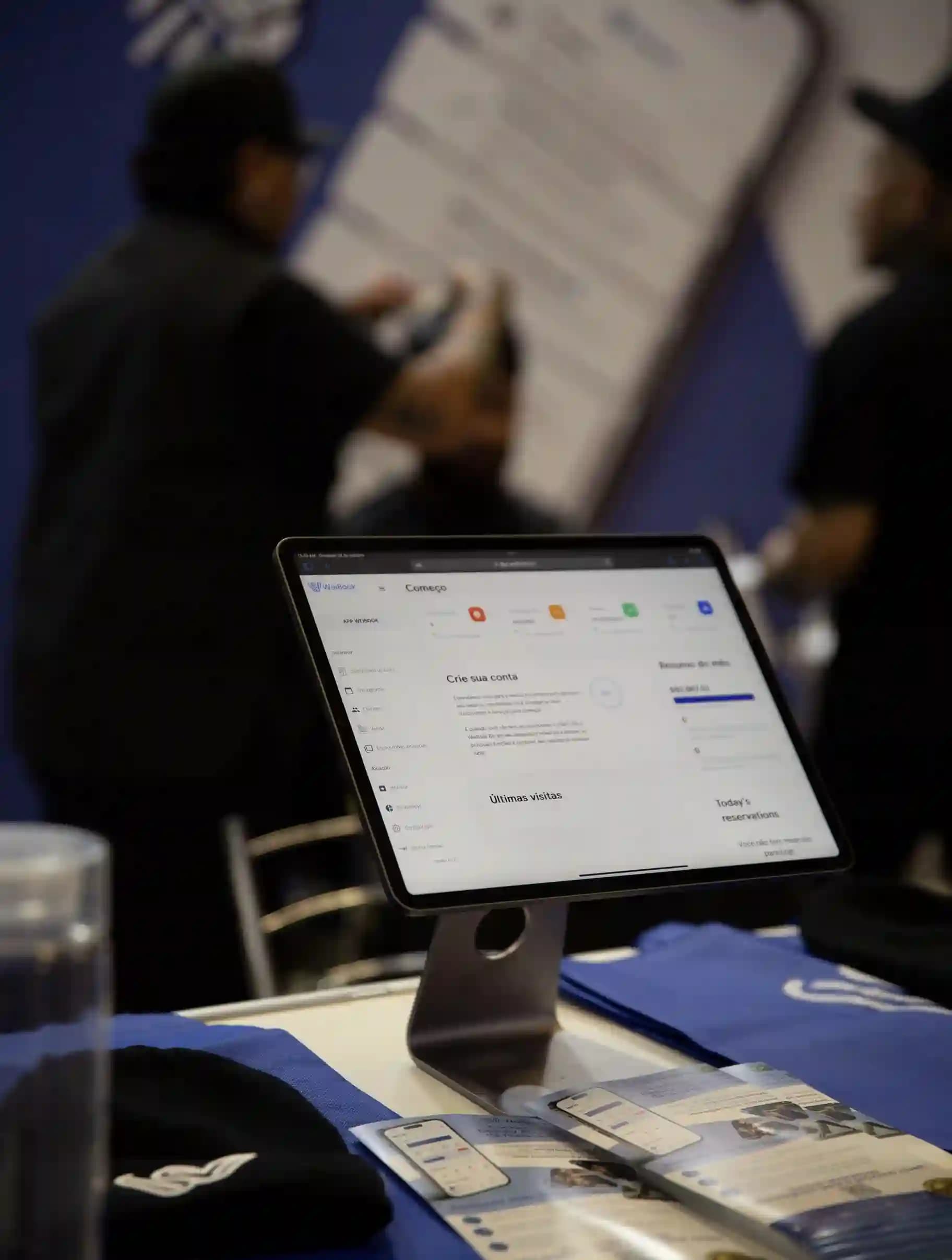 Software de gestión de WeiBook en una tablet en el stand de la Barber Week de São Paulo, Brasil