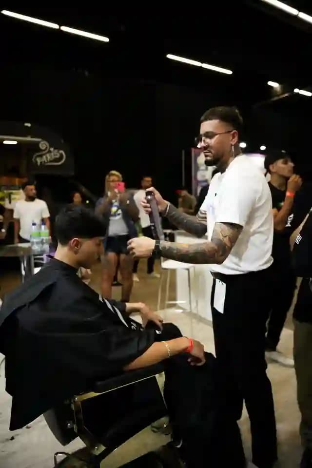 Barbero trabajando con apoyo de software Weibook en evento profesional