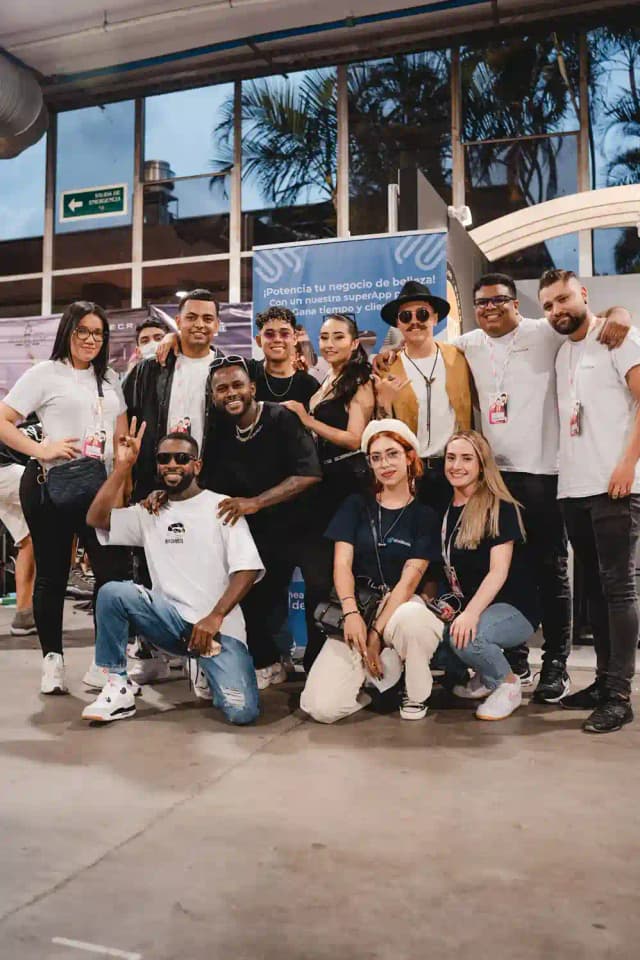 Equipo de estilistas y barberos reunidos en evento patrocinado por Weibook